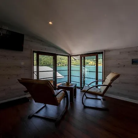 Splav-apartman Grizzly Appartement