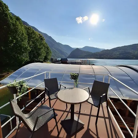 Splav-apartman Grizzly *