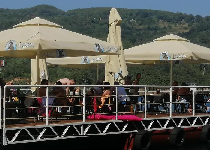 Splav-apartman Grizzly Daire