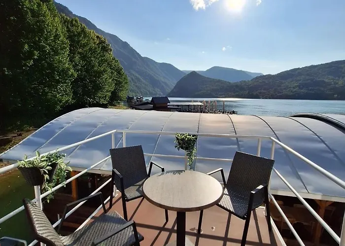 Splav-apartman Grizzly *